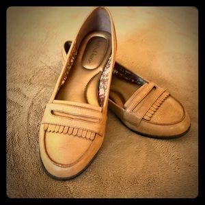Super cute Kelly and Kate tan loafers